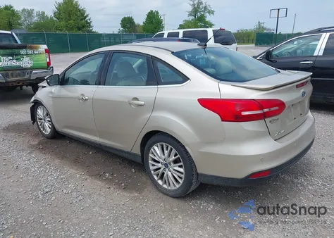 2018 Ford Focus Titanium z USA, uszkodzony, nr VIN 1FADP3J27JL279628
